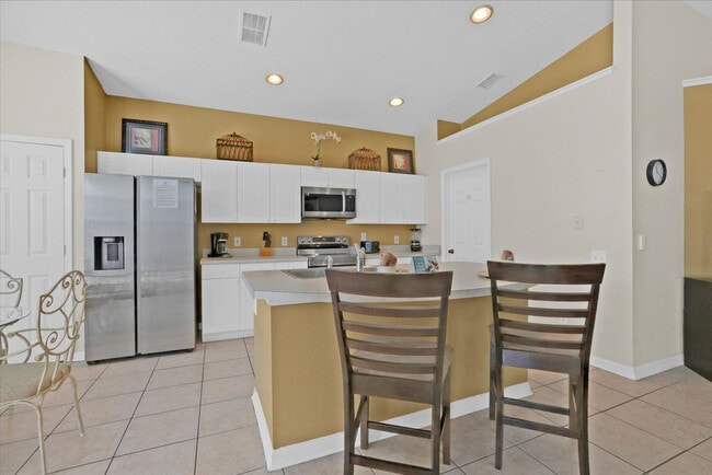 Building Photo - 8190 Fan Palm Way