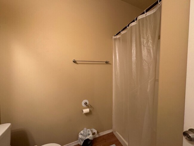 Building Photo - 3 Bedroom, 3 Bathroom House - Walking distance to the beach