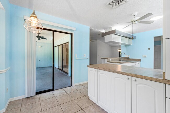 Building Photo - 2041 SE Floresta Dr