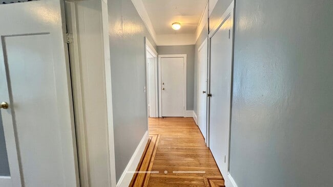 Building Photo - Charming Duplex Lower Unit – 2bd 1ba Nestl...