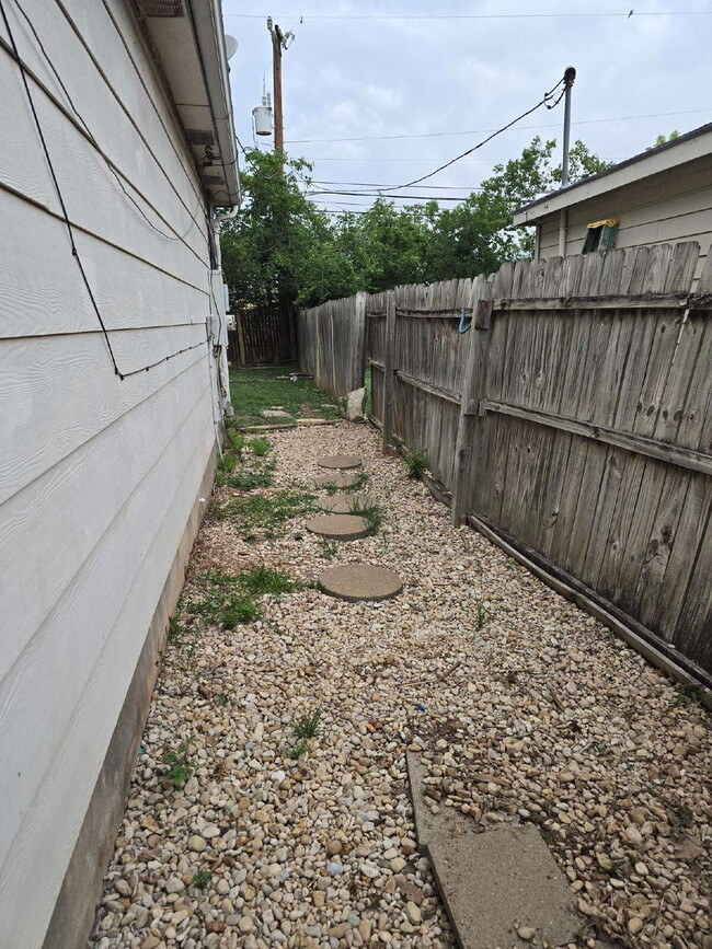Building Photo - "Charming 3-Bedroom Sanctuary in San Anton...