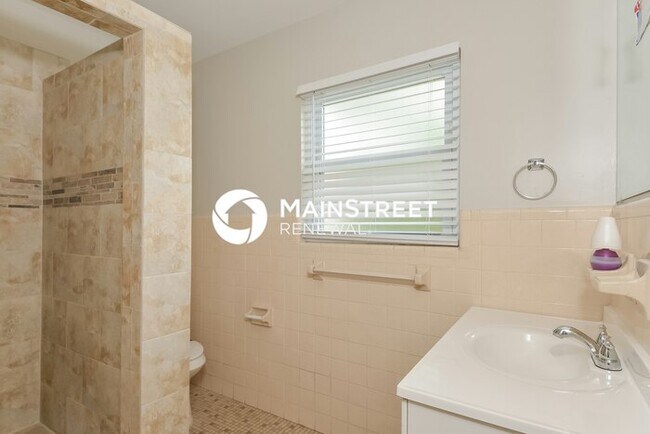 Building Photo - 3 Bedroom Pet-Friendly Home in BRADENTON, FL with Main Street Renewal