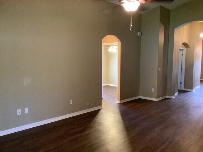 Building Photo - 2207 Golden Ivy Way
