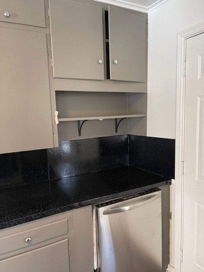 Building Photo - Fully Updated Home Just A Short Distance T...