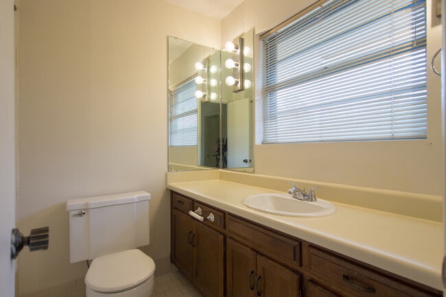 Building Photo - Two bedroom condo