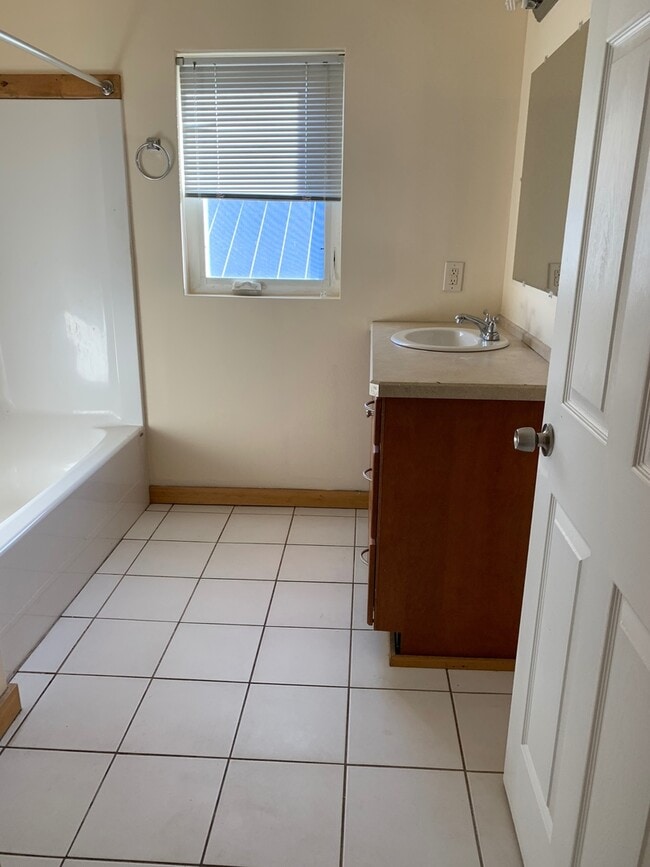 Building Photo - 213 S 28th St