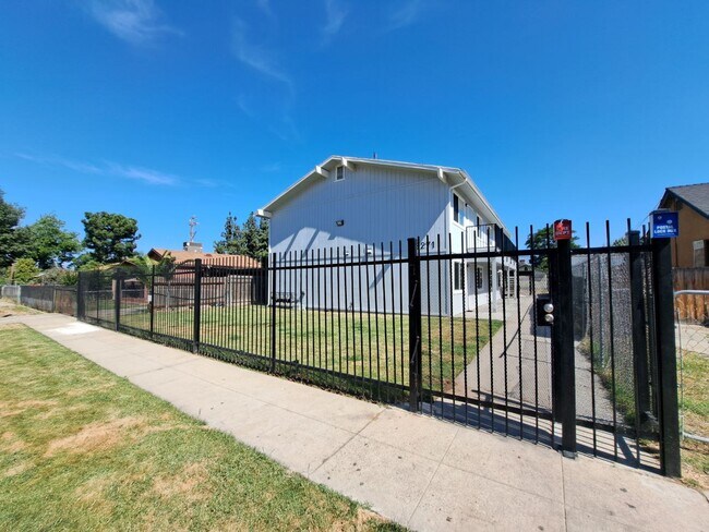 Building Photo - 3271 E Tyler Ave