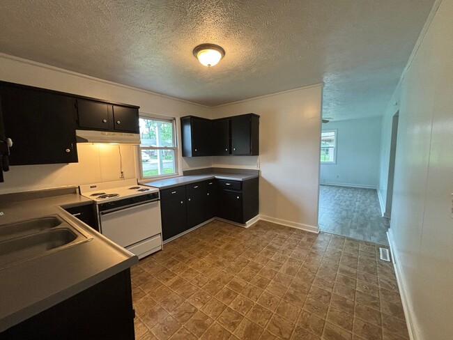 Building Photo - Available Now 2 bedroom 1 bathroom with 2 ...