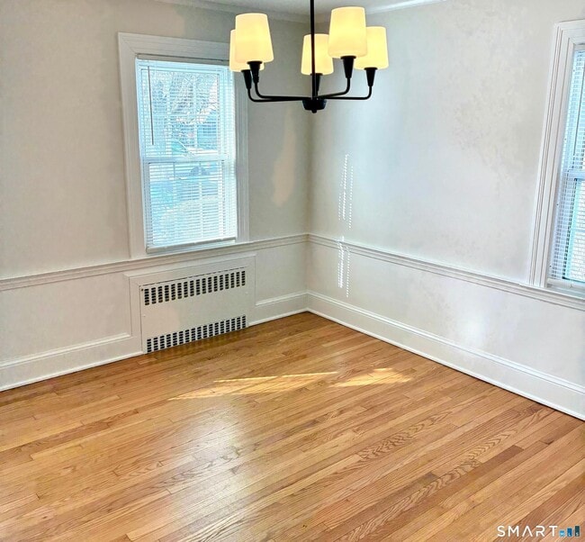 Building Photo - 302 Quaker Ln N