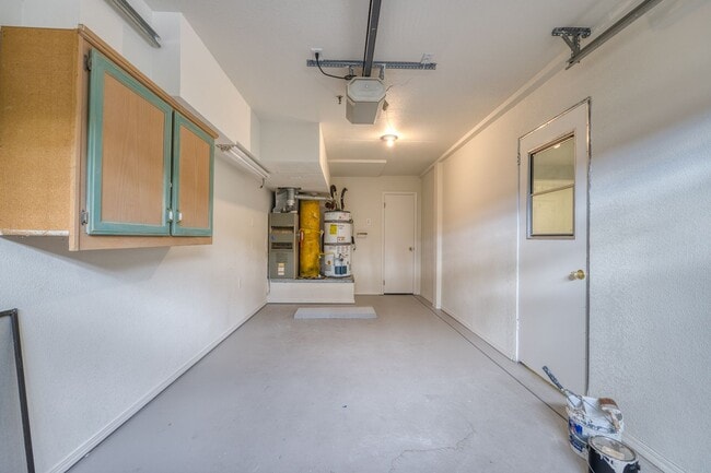 Building Photo - Huge house (2914 Sq. Ft.) in a well desired neighborhood off of Johnson Avenue