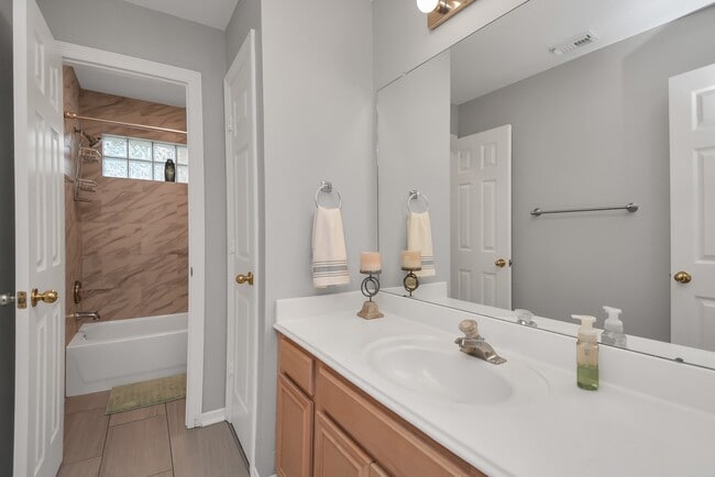 Building Photo - 2322 Lord Nelson Dr