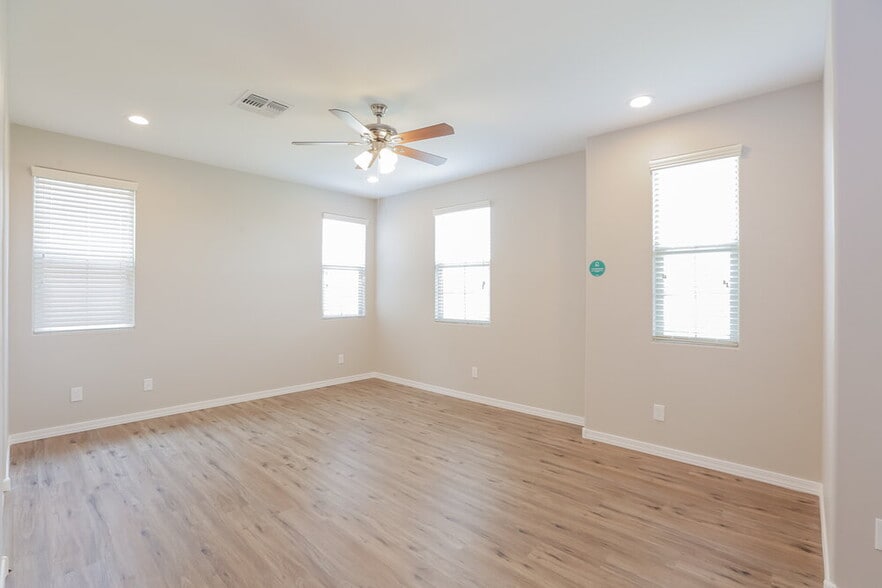 Building Photo - 2252 S Osborn Ln