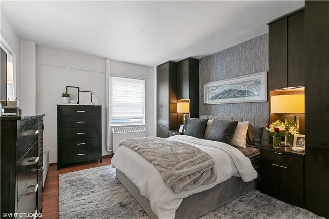 Building Photo - 6 Fordham Hill Oval