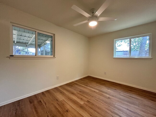 Building Photo - 4 Bed / 2 Bath Home with Covered Porch, Su...