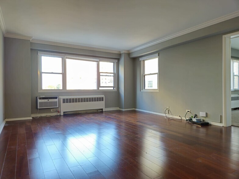 Living Room - 2909 N Sheridan Rd