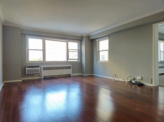 Living Room - 2909 N Sheridan Rd