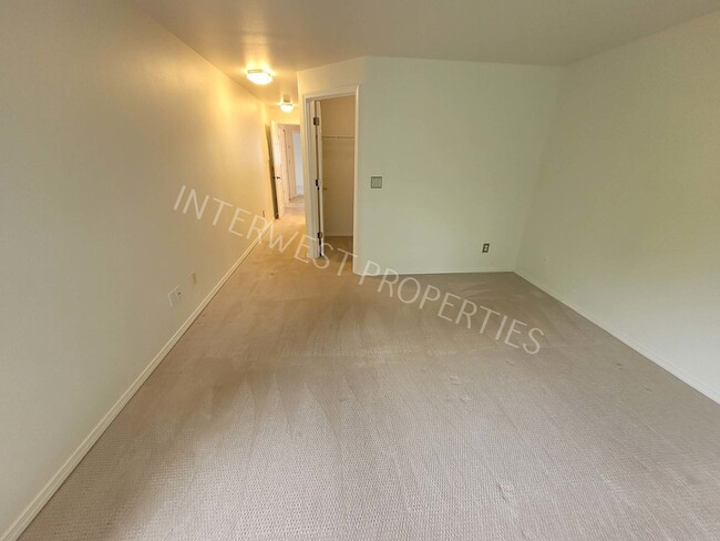 Building Photo - Beaverton 3 Bed 2.5ba Beautiful 2 Story Co...