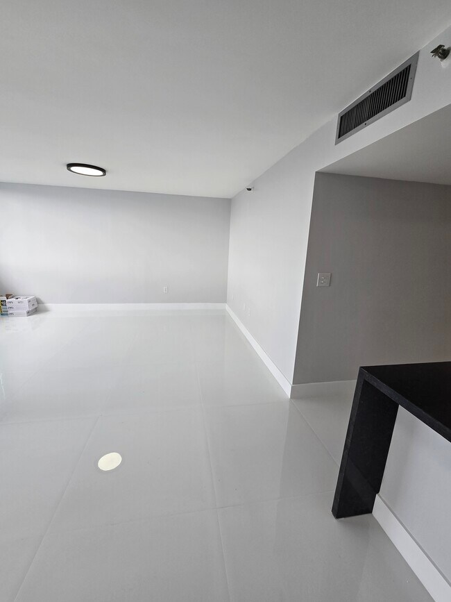 Building Photo - 1700 NW North River Dr