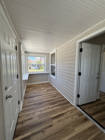 Building Photo - 708 Davis St