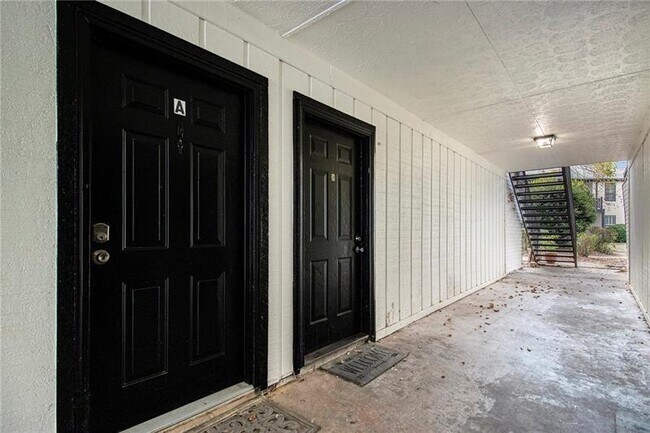 Building Photo - 3599 Woodbriar Cir