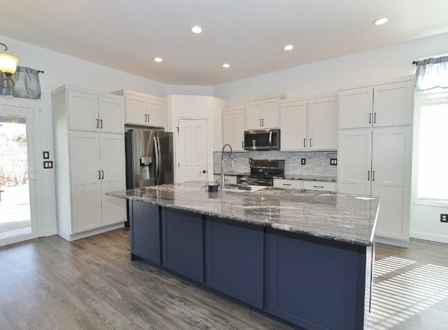 Building Photo - 1904 N Duck Hawk Ave