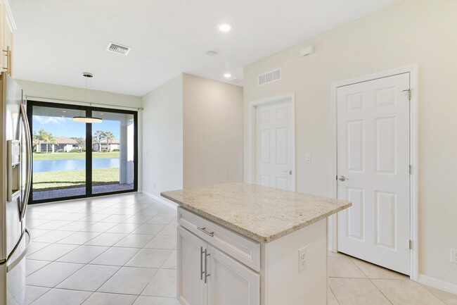 Building Photo - 633 SE Monet Dr