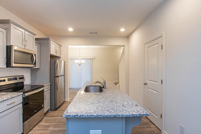 Building Photo - BEAUTIFUL 2 Bedroom Townhome in MIDLAND - AVAILABLE NOW