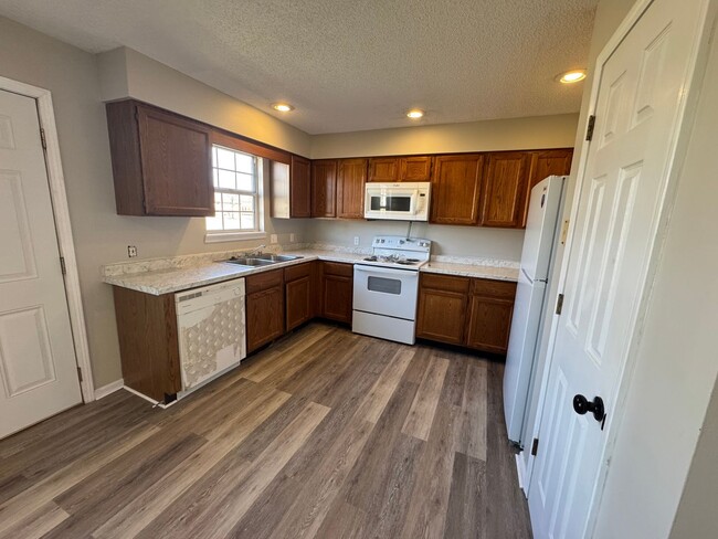 Building Photo - Townhouse in Murray