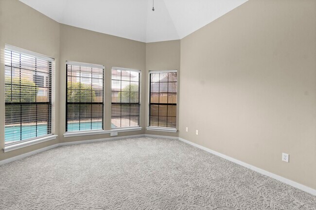 Building Photo - 590 Edgewood Dr