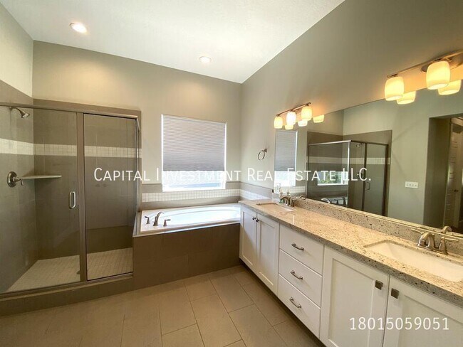 Building Photo - 224 E Pace Ln