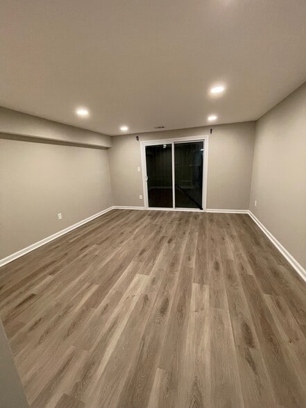 Living Room (3/3) - 1900 Dutch Village Dr