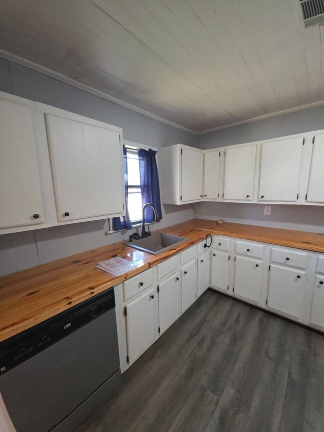 Building Photo - 418 E L St