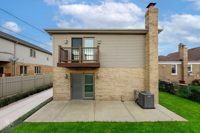 Building Photo - 5614 S Moody Ave