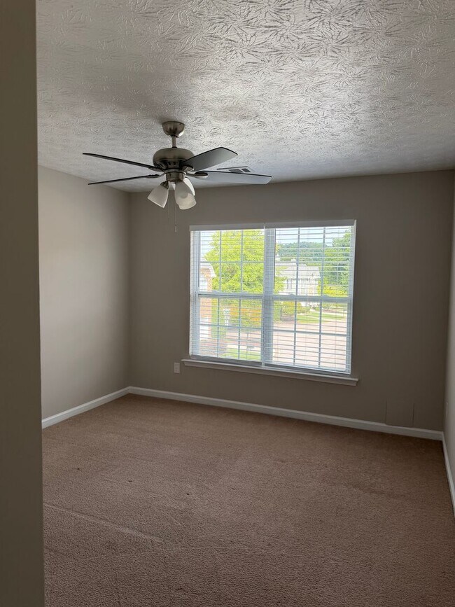 Building Photo - 6262 Shoreview Cir