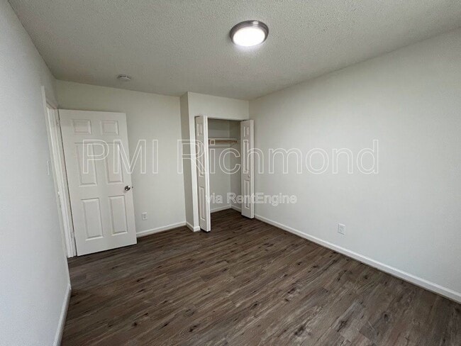 Building Photo - 404 Roxana Rd