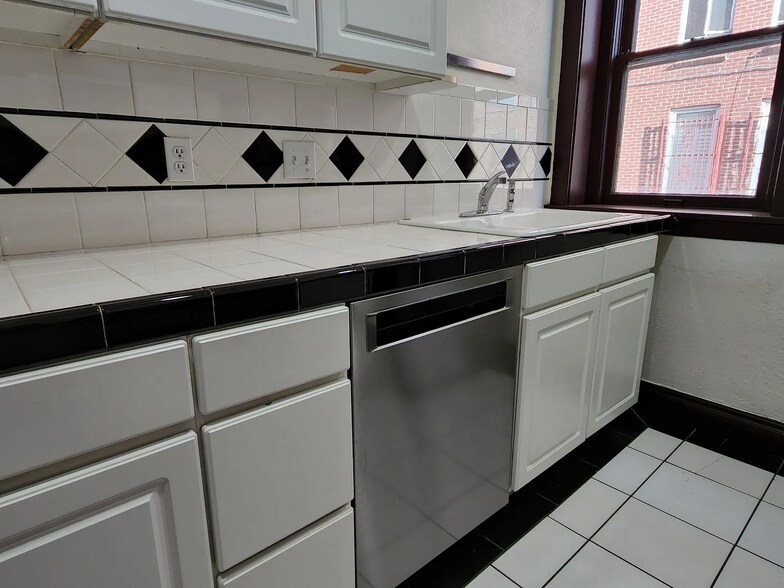 Kitchen w/ dishwasher - 1475 N Humboldt St
