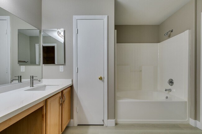 Building Photo - This  one-story home is located in the hea...