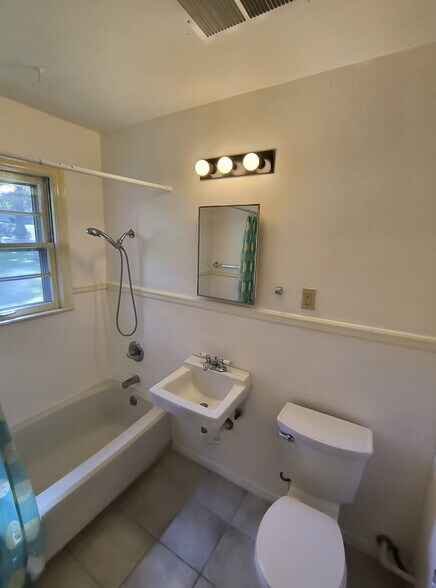 Building Photo - 2021 S Harris Ave