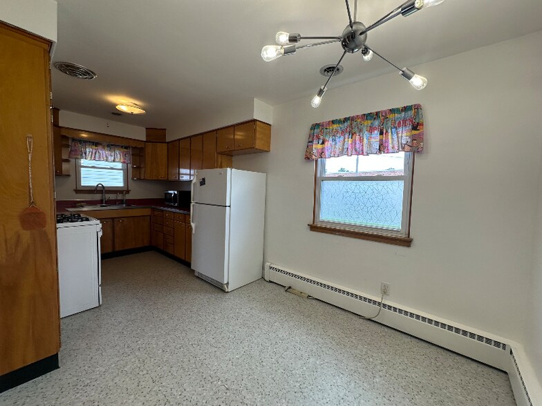 Building Photo - 421 E South St