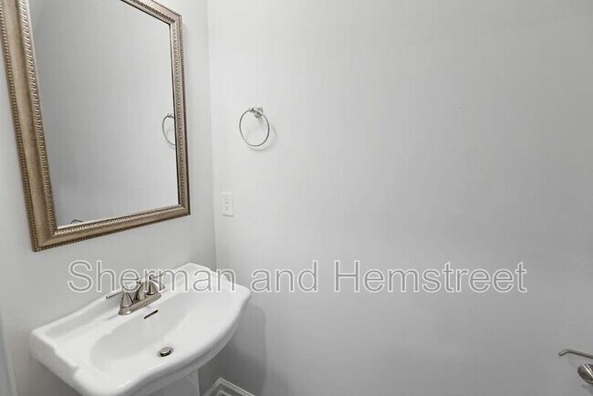 Building Photo - 2035 Lotus Dr