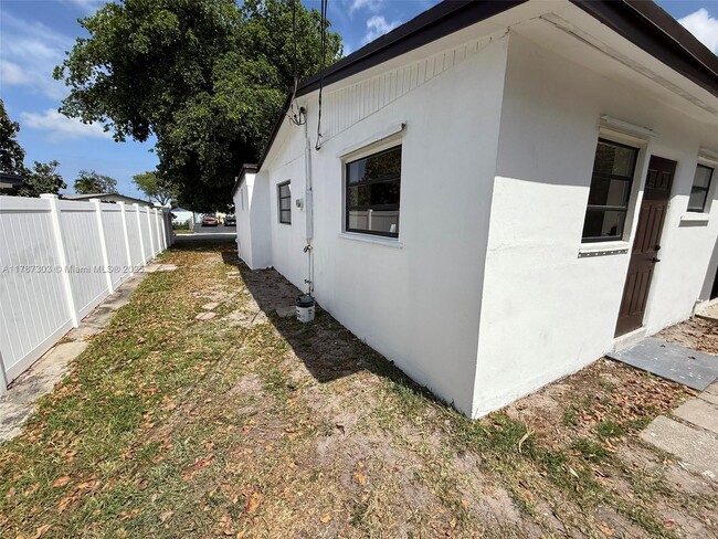 Building Photo - 750 S 61st Terrace