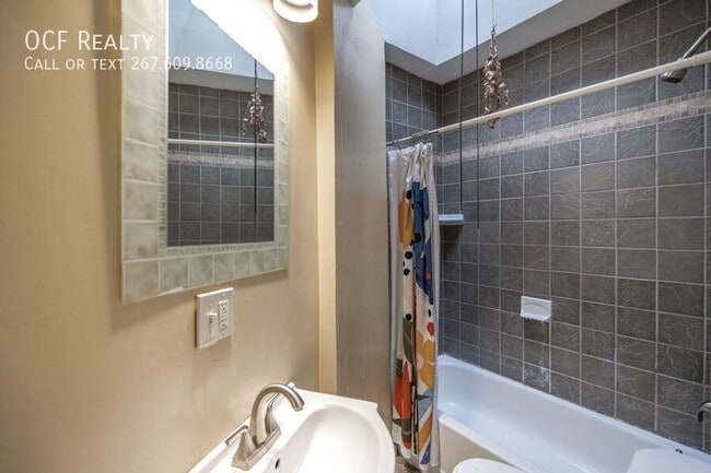 Building Photo - 2500 E Oakdale St