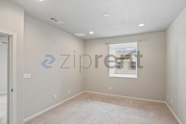 Building Photo - 2077 Kiwi Walkway