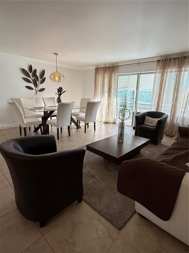 Building Photo - 500 NE 14th Ave