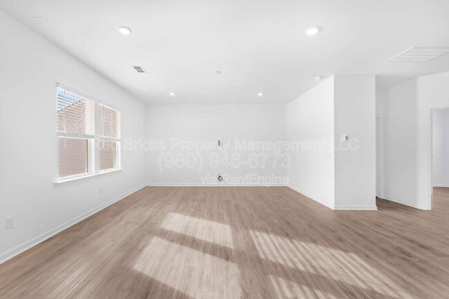 Building Photo - 2137 Riverbend Ave