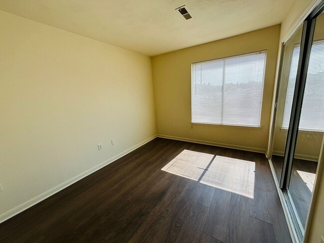 Building Photo - 824 Cascade Ct