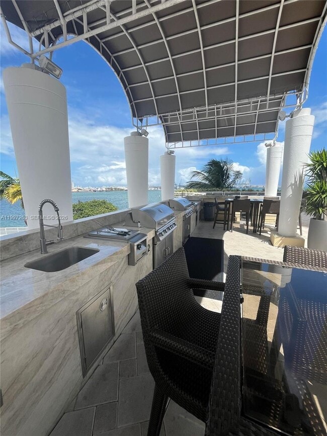 Building Photo - 808 Brickell Key Dr