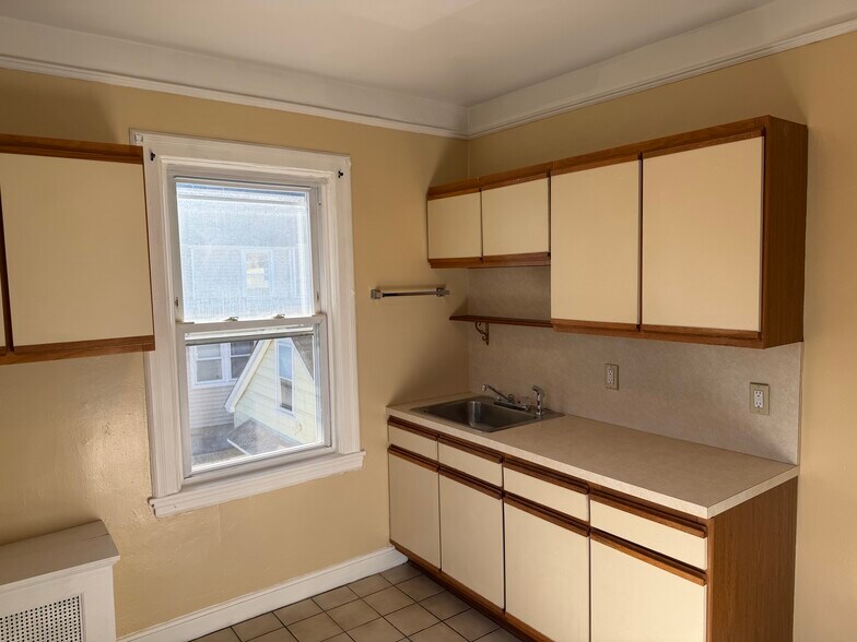 Building Photo - 45 Underhill St