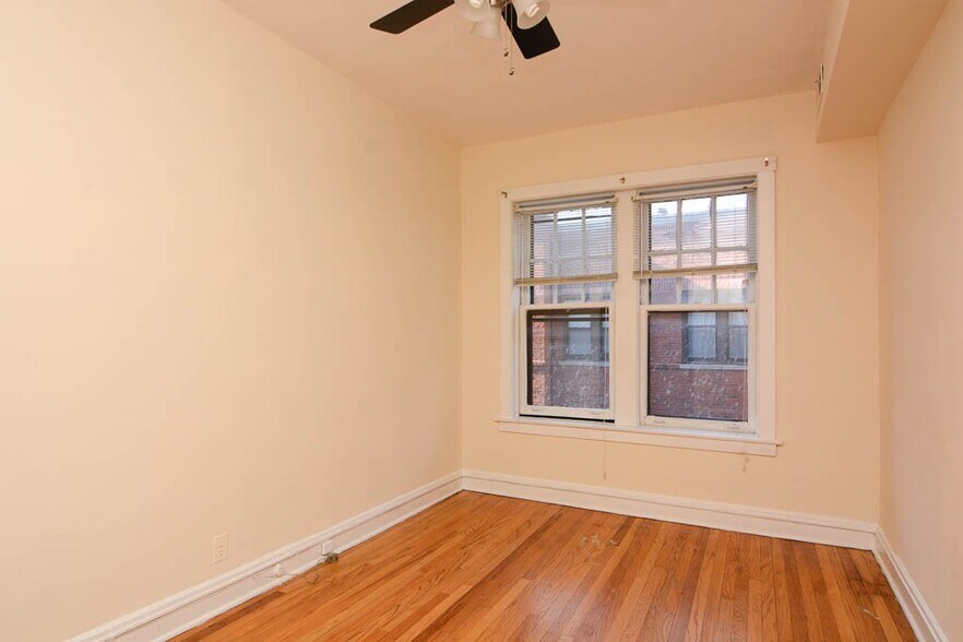 Building Photo - 3530 N Racine Ave