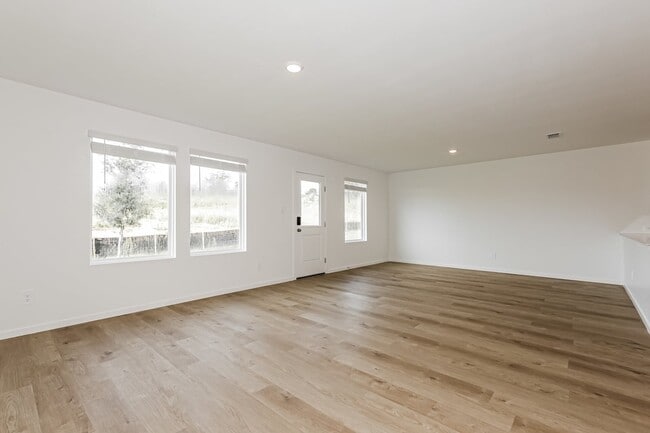 Building Photo - 543 Artemis St